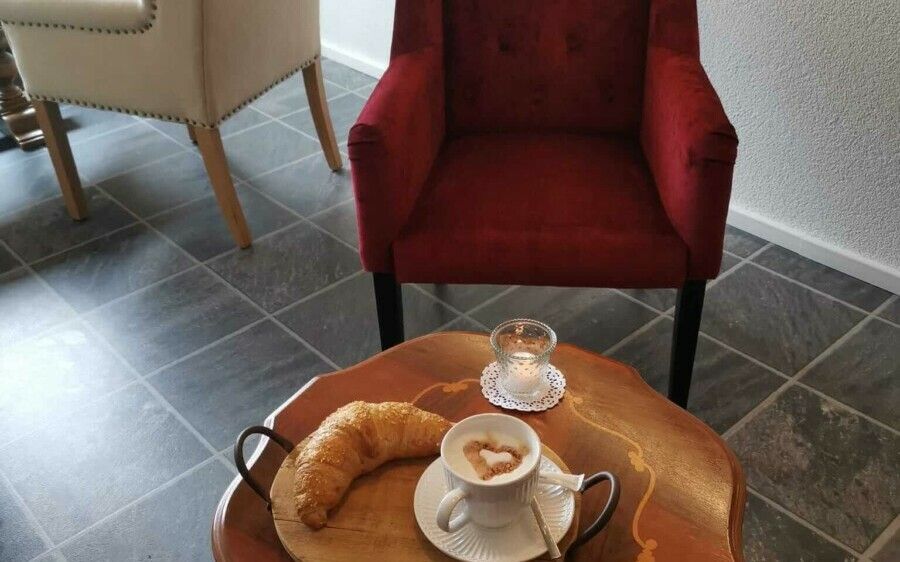 Sessel_Bistro-Tischli_Kaffee_Gipfeli